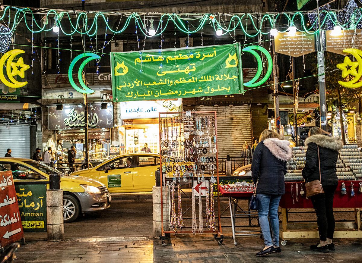 Ramazan dolayısıyla bir gelenek haline dönüşen ışıklı süslemelerin, neredeyse her Ürdünlünün evinde görülebileceği belirtiliyor.