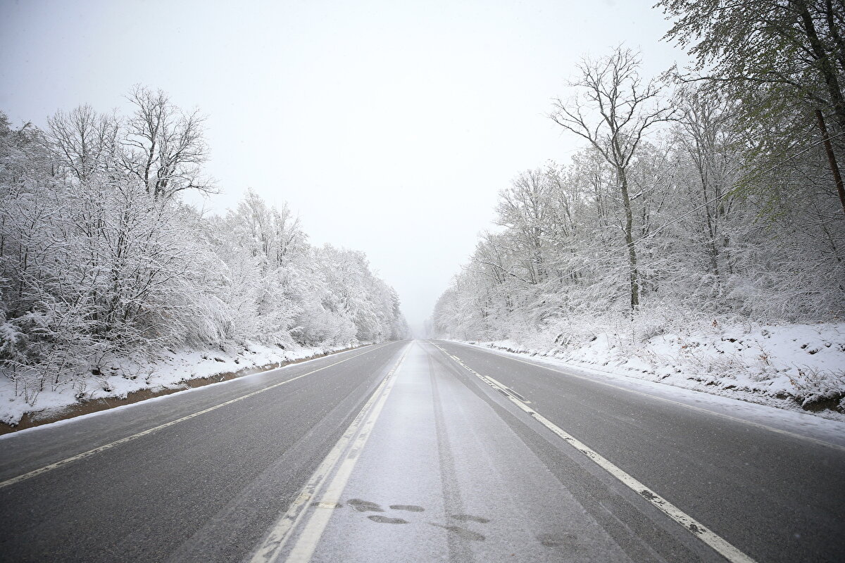 Edirne'de Koru Dağı, Tekirdağ'da Ganos Dağı, Kırklareli'nde de Dereköy Sınır Kapısı civarında aralıklarla kar yağışı etkisini gösteriyor.<br>