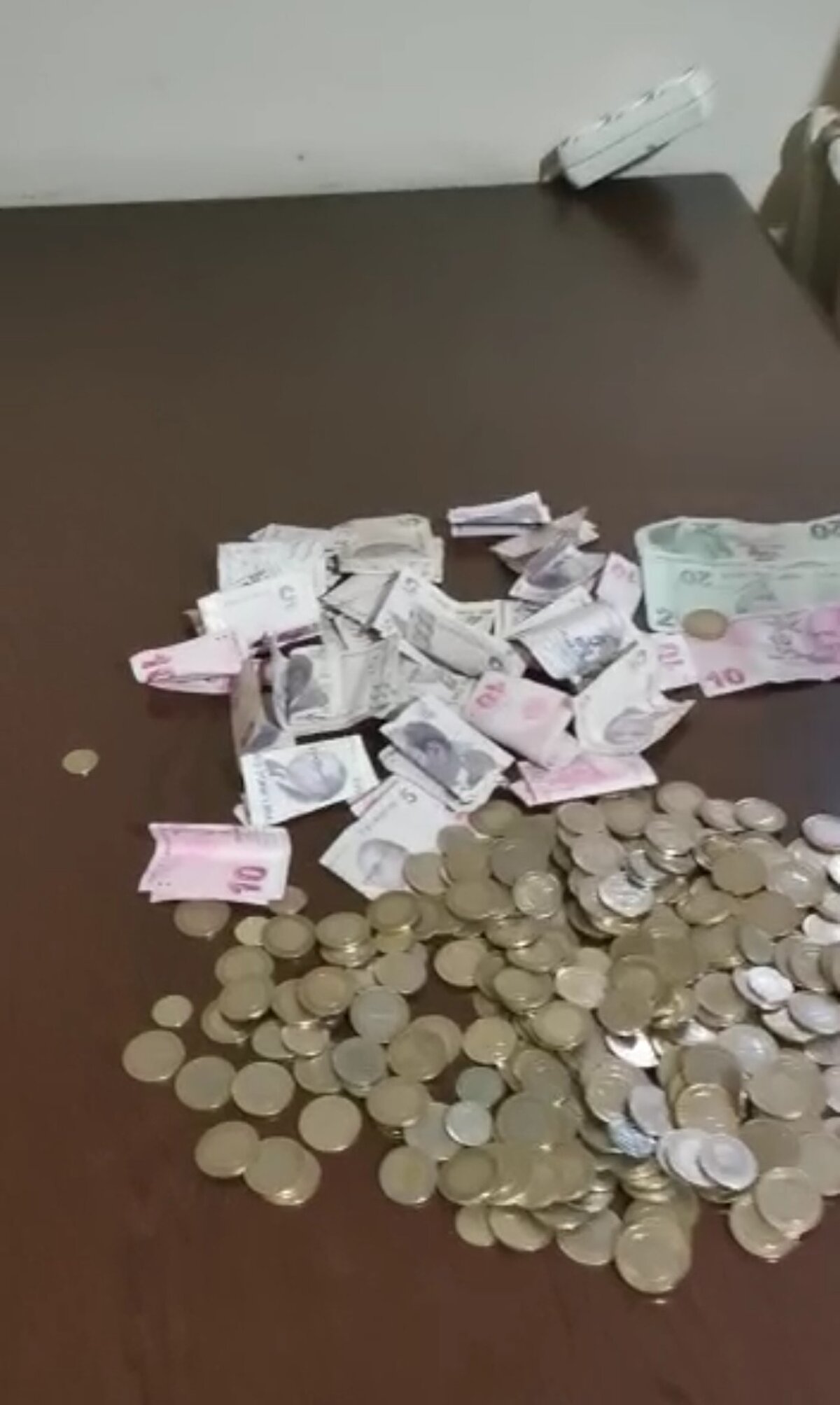 Zabıta ekiplerince yakalanan Ramazan A., Sultangazi Belediyesi Zabıta Müdürlüğü'ne götürüldü. Dilencinin 'sağır ve dilsiz' yazısına rağmen konuşmaya başlaması zabıta ekiplerini şaşırttı. Zabıtanın sorularını da cevaplayan Ramazan A., Adana'daki İstanbul'a dilenmek için geldiğini söyledi.