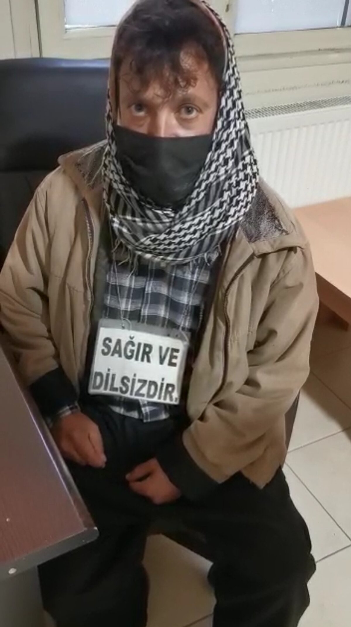 Zabıtanın engelinin bulunmamasına rağmen neden dilencilik yaptığına yönelik soruya Ramazan A., "Köyümüzün hepsi dilencilik yapıyor. Bunu meslek haline getirdik" dedi. Kendisine cezai işlem uygulanacağının hatırlatılması üzerine ise, zabıta memurlarına teşekkür etti.<br>Üzerindeki 770 lira paraya el konulan ve yasal işlem yapılan Ramazan A., daha sonra serbest bırakıldı.<br>Öte yandan yaklaşık 4 ay önce de üzerinde 'sağır ve dilsiz' yazısıyla dilencilik yapan bir başka kişinin zabıta ekiplerince yakalandığı ve konuştuğu ortaya çıktı.