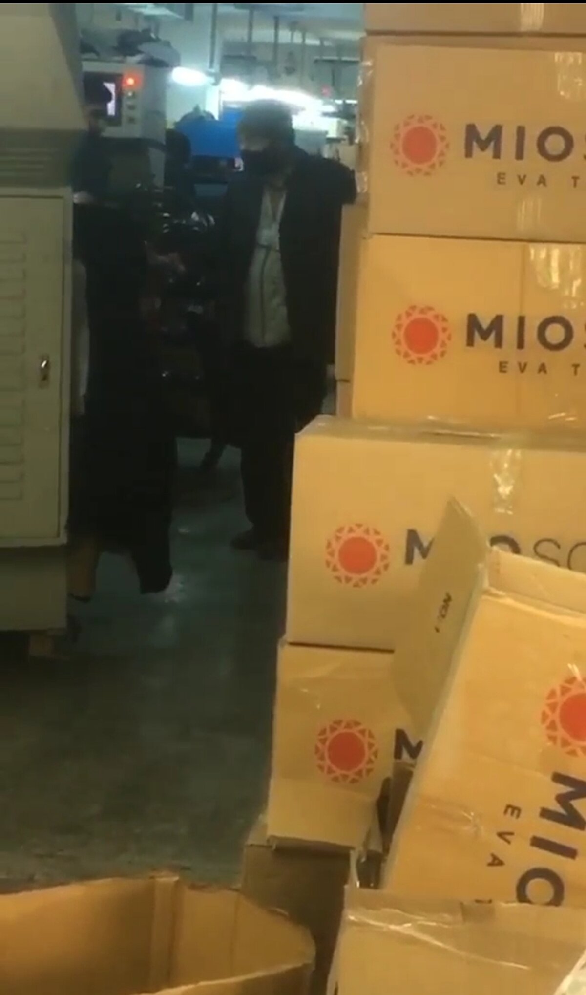 Sultangazi Belediyesi Zabıta Müdürlüğü sivil zabıta ekipleri, dün akşam saatlerinde Merkez Camii ve çevresinde üzerinde 'sağır ve dilsiz' yazısı olan bir kişinin para dilendiğini fark etti.