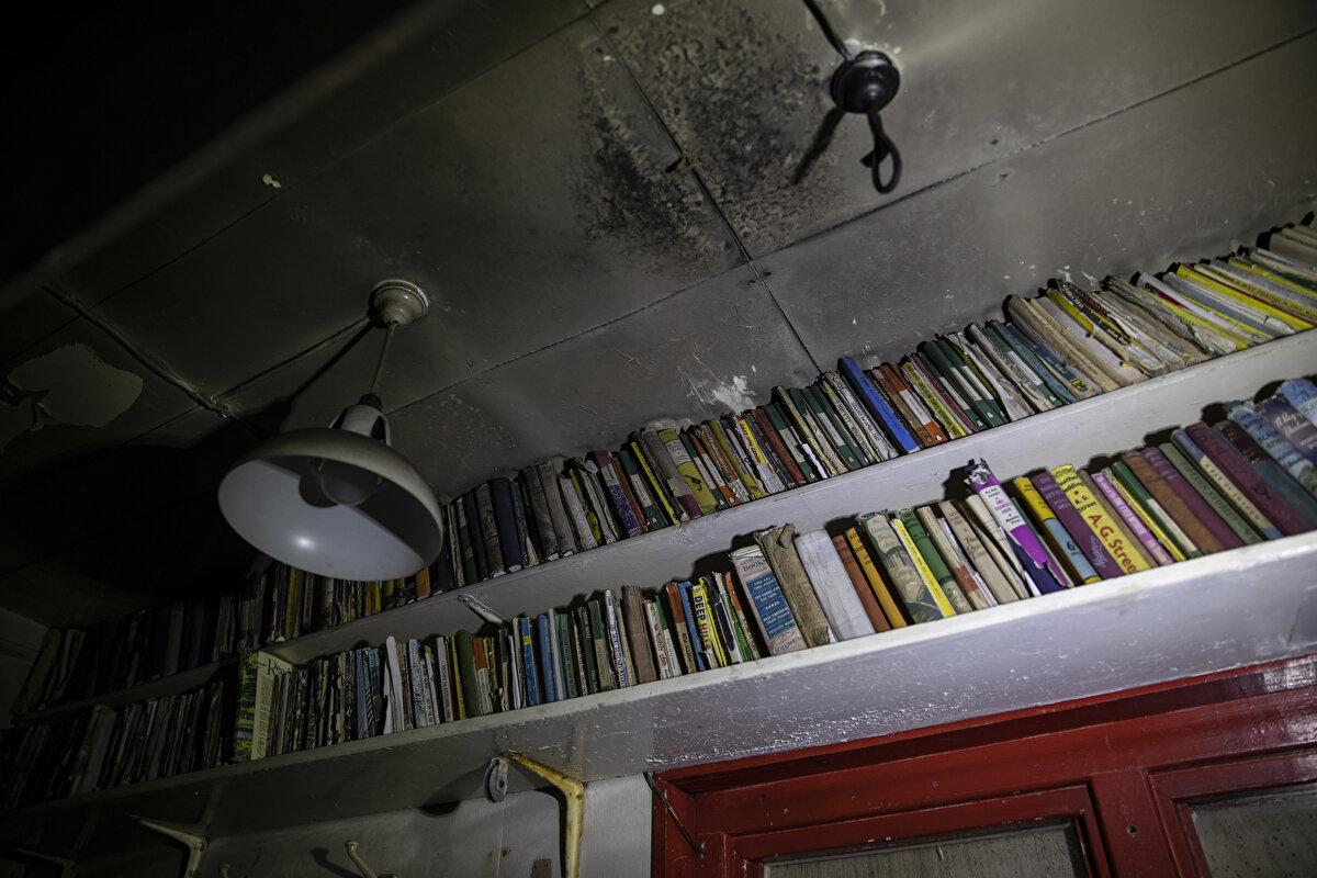 1950 yılında kurulan ana bina içerisinde yer alan o döneme ait bilimsel ekipmanlar, el aletleri, takvimler, plaklar, dergiler, kitaplar, yiyecek kutuları, mutfak duvarlarına asılmış yemek ve ekmek tarifleri dikkati çekiyor.<br><br>