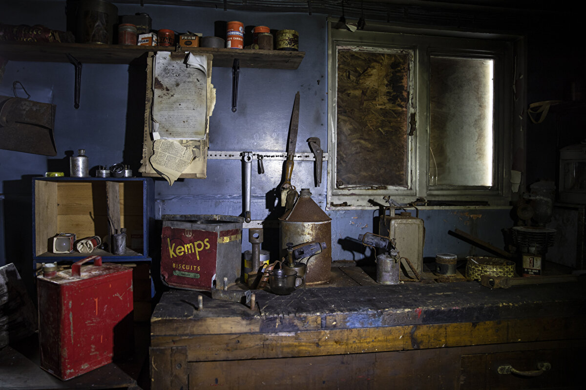 Horseshoe Adası'nın kuzeyinde yer alan Sally Koyu kıyılarında, "Base Y" adı verilen araştırma istasyonu, 1950-1955'te topoğrafya, meteoroloji, jeoloji ve jeofizik olmak üzere çeşitli dallarda araştırmalar yapmak için aktif şekilde kullanıldı.<br><br>