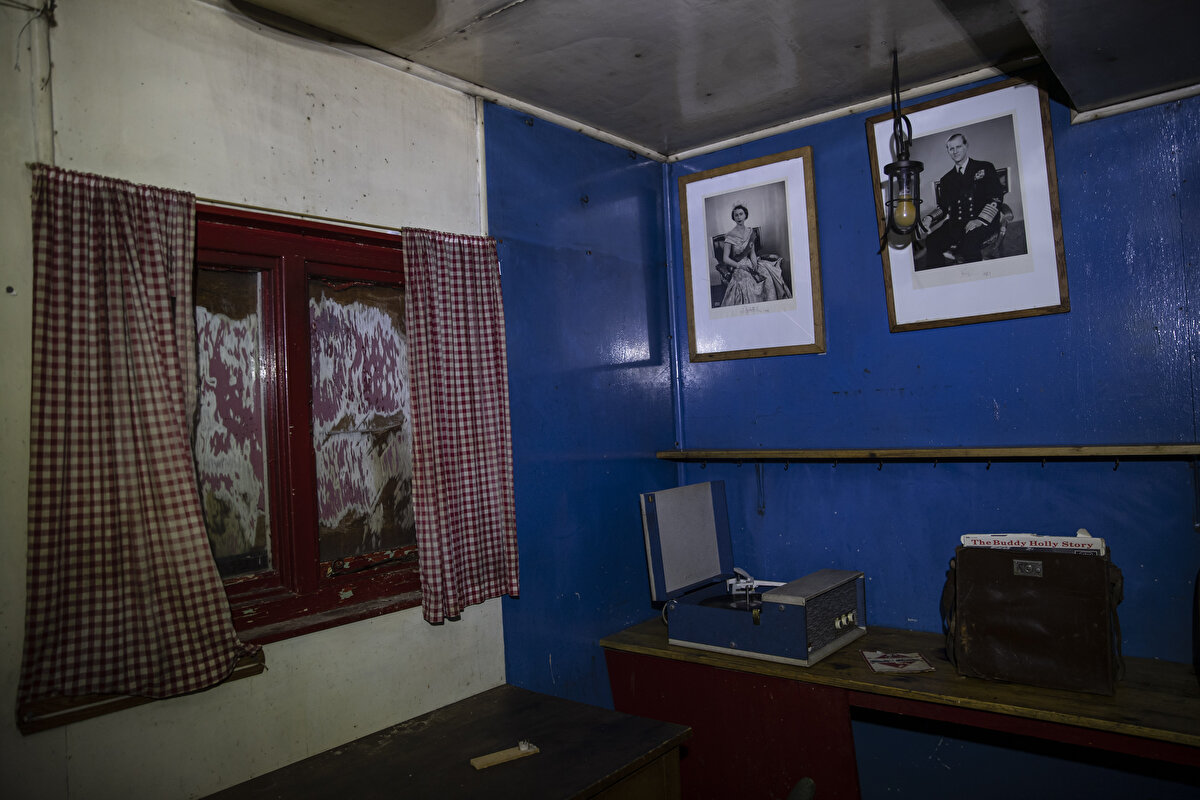 Üs ziyareti sırasında sınırlı sayıda kişinin aynı anda gezmesi, bina içerisinde bulunan hiçbir şeyin yerinin değiştirilmemesi ve dokunulmaması gerektiği bilgisi ziyaretçiler ile paylaşılıyor. Ziyaretçiler, gezi sırasında ana girişte bulunan hatıra defterine de yazı yazabiliyor.<br><br>