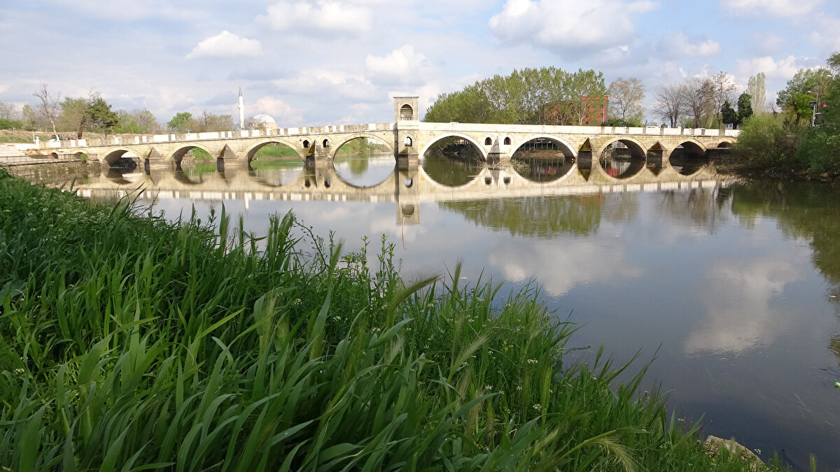 Üreticilerden Ülkü Özavcı ise yağmurlarla birlikte bereket yağdığını söyledi. Hasattaki üründen yüksek verim beklediklerini kaydeden Özavcı, "Allah'a çok şükür, bu yağışlar çok bereketli oldu.<br><br>