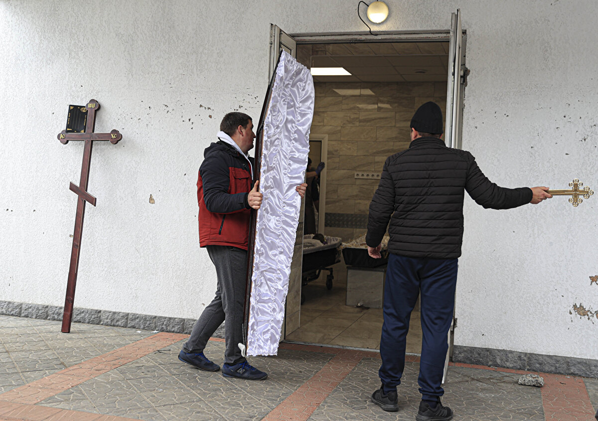 Morgun karşısında bekleyen ve güvenlik gerekçesiyle soyadını vermek istemeyen yaşlı kadın Nina, Buça'daki çatışmalar sırasında stresten kalp krizi geçirerek hayatını kaybeden oğlunun otopsi sonuçlarını beklediğini söyledi.<br><br>