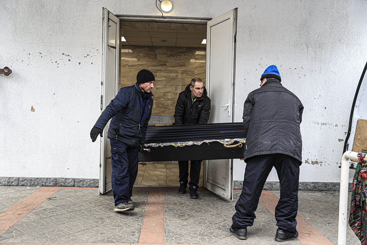 Tırlarda, Buça, İrpin, Borodyanka ve Gostomel'de Rus askerleri tarafından öldürüldüğü iddia edilen ve çatışmalar nedeniyle korku ve açlıktan öldüğü tahmin edilen sivillerin cesetleri bulunuyor.<br>