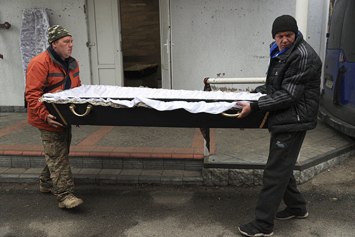 Nina, yaklaşık bir ay önce Rus askerlerinin şehirden ayrılmak isteyen sivillere yönelik yoğun ateş açtıklarını belirterek "Demir yolu istasyonunun çevresinde herkese ateş açıyorlardı.<br><br>