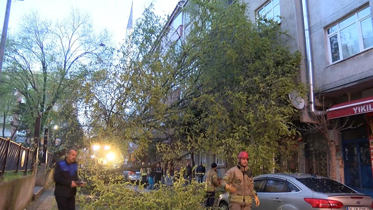 Gürültüye uyanan bina sakinleri şaşkınlık yaşarken, park halinde bulunan 2 otomobilde ufak çaplı hasar meydana geldi. Bina sakinleri durumu itfaiye ve zabıta ekiplerine haber verdi.