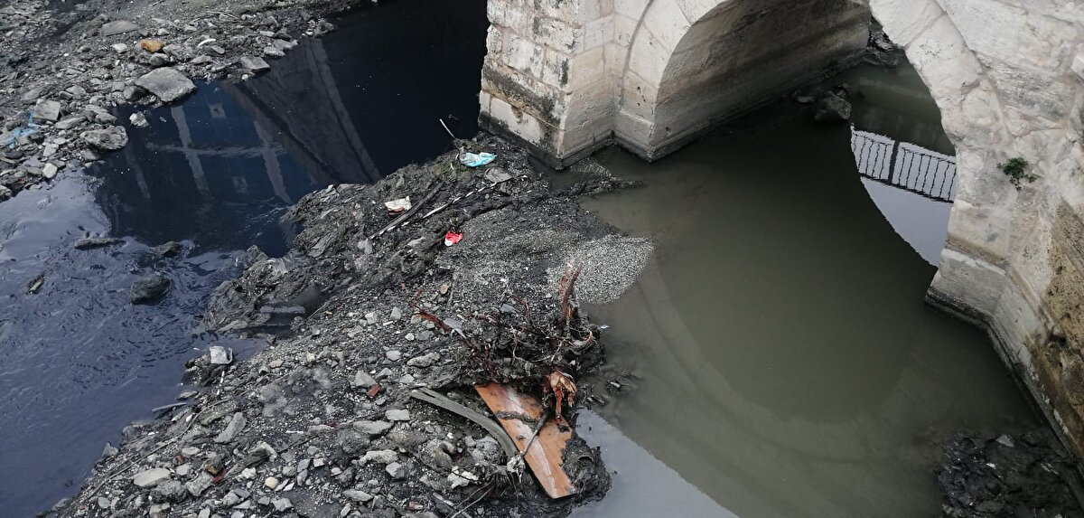 İstanbul'un Küçükçekmece, Bağcılar ve Bahçelievler ilçelerinden geçerek, Bakırköy sınırları içinde suları Marmara Denizi'ne dökülen Ayamama Deresi, mavi renkte akıyor.<br><br>