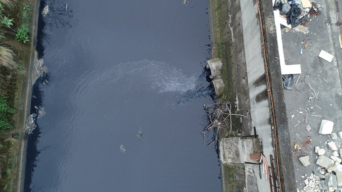Daha önce de yeşil ve kırmızı aktığı gerekçesiyle gündeme gelen derede 6 aydan fazla süredir İSKİ'nin ıslah çalışması yürütülse de bir sonuç ele edilemiyor.<br><br>