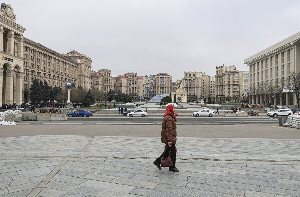 Son bir haftadır siren seslerinin yeniden artmaya başladığı Kiev'de, bir yandan araç trafiğinin artması, sokak ve caddelerde kurulan barikatların genişletilmesi, dış semtlerde ise bazı barikatların kaldırılması dikkati çekiyor.<br><br>