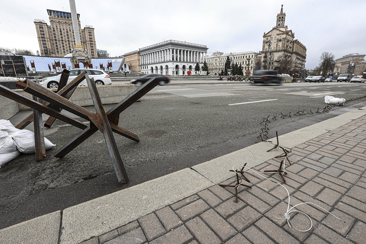 "SAVAŞ DURUMUNDA YAŞIYORUZ"<br>Ülkede savaşın sürdüğünü hatırlatan Kliçko, "Biz savaş durumunda yaşıyoruz bu yüzden barikatlar kalacak. Bazı barikatlar kaldırıldı ama bazıları kalacak" diye konuştu.
