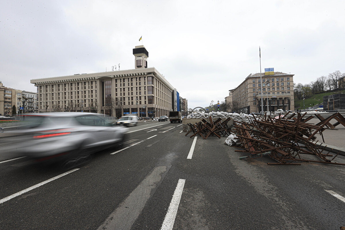 Başkentteki güvenlik tedbirleri konusunda soruları yanıtlayan Kliçko, araç trafiği nedeniyle bazı barikatların genişletildiğini kaydederek "Şehir kademeli olarak normal hayata dönüyor. Araçların geçişi için bazı yerleri genişlettik" dedi.<br><br>