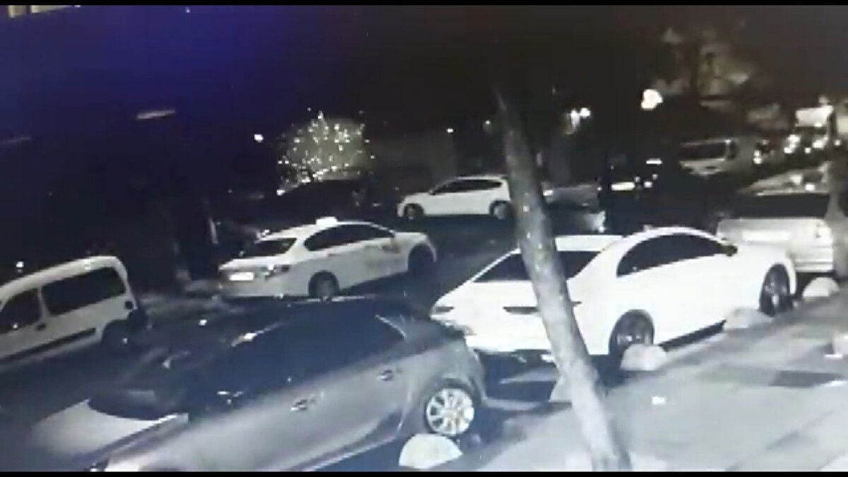 Çevreyi kapatan polis, giriş ve çıkışları yasakladı. Bomba uzmanı ekiplerin incelemesinin ardından bina önündeki şerit kaldırıldı.<br><br><br><br>