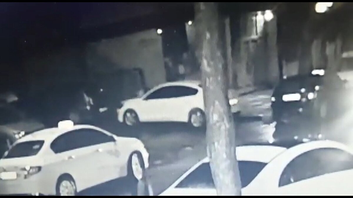 Olay yerinde geniş güvenlik önlemleri alan polis ekipleri, patlamaya neyin neden olduğunu araştırdı.<br><br>