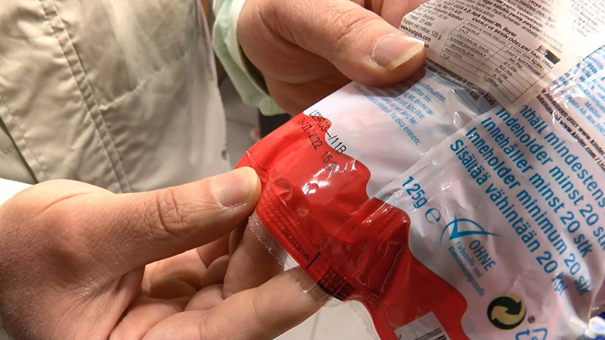 Toplam 750 kişiden oluşan gıda denetim ekipleri, marketleri dolaştı ve raflardaki ürünlerin son kullanma tarihleri ile kodlarını kontrol etti.<br><br>Ekipler bir markette, toplatılma kararı bulunan ürüne rastladı. Market sahibine konuyla ilgili bilgilendirme yapan ekipler, ürüne ise el koydu.