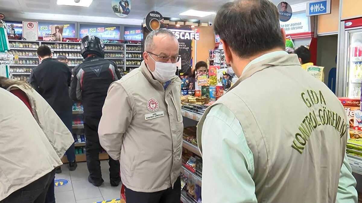 Pastörize edilmemiş süt veya meyve suyu, peynir,<br><br>Kontamine (kirli) çiğ sebze ve meyve, baharat ve çerezler yoluyla da bulaşma olabilir.<br><br>Hasta kümes hayvanları ile temastan sonra,<br><br>Özellikle yılan, kaplumbağa, kertenkele gibi sürüngenler, kurbağalar, kuşlar ve civciv gibi evcil hayvanlar ile temastan sonra hijyen kurallarına uyulmaması halinde bulaşma olabilir.<br><br>Bakteri hasta insanlardan diğer insanlara da bulaşabilir.