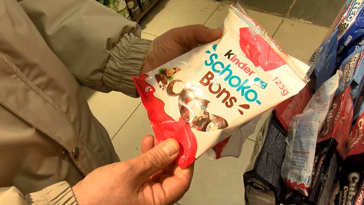 Denetimlere katılan İstanbul İl Tarım ve Orman Müdürü Ahmet Yavuz Karaca, ürünlerin satış zincirini takip ederek market market gezdiklerini ifade etti.<br><br>Tespit edilen ürünlere el koyduklarına değinen Karaca, "Avrupa'da alarm veren Salmonella bakterisi taşıyan ürünlerle ilgili geri bildirimlerle beraber, 2 partide sıkıntı olduğunun tespit edilmesiyle beraber bakanlık olarak harekete geçtik. Firmadan geri izlenmeler yapılarak, nerelere ürün verilmiş, ne yapılmış noktaları belirledik. Firma da aynı şekilde toplatma ve geri çekme işlemlerine başladı" dedi.