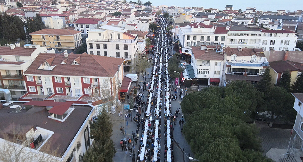 Değirmenaltı Mahallesi'nde gerçekleştirilen programda Süleymanpaşa Belediye Başkanı Cüneyt Yüksel, iftar öncesi masaları dolaşarak vatandaşlarla sohbet etti. Yüksel, yaptığı konuşmada, geleneksel hale gelen iftarlarda vatandaşlarla bir araya geldiklerini söyledi.<br><br>