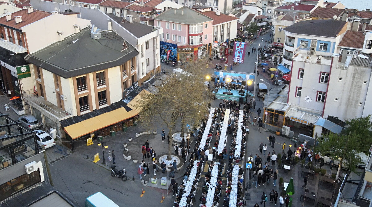 Programa, Süleymanpaşa Kaymakamı Harun Kaya, Tekirdağ Namık Kemal Üniversitesi Rektörü Prof. Dr. Mümin Şahin, belediye başkan yardımcıları da katıldı. İftardan sonra Hacivat-Karagöz gösterisinin ardından, katılımcılara çeşitli ikramlarda bulunuldu.<br><br>