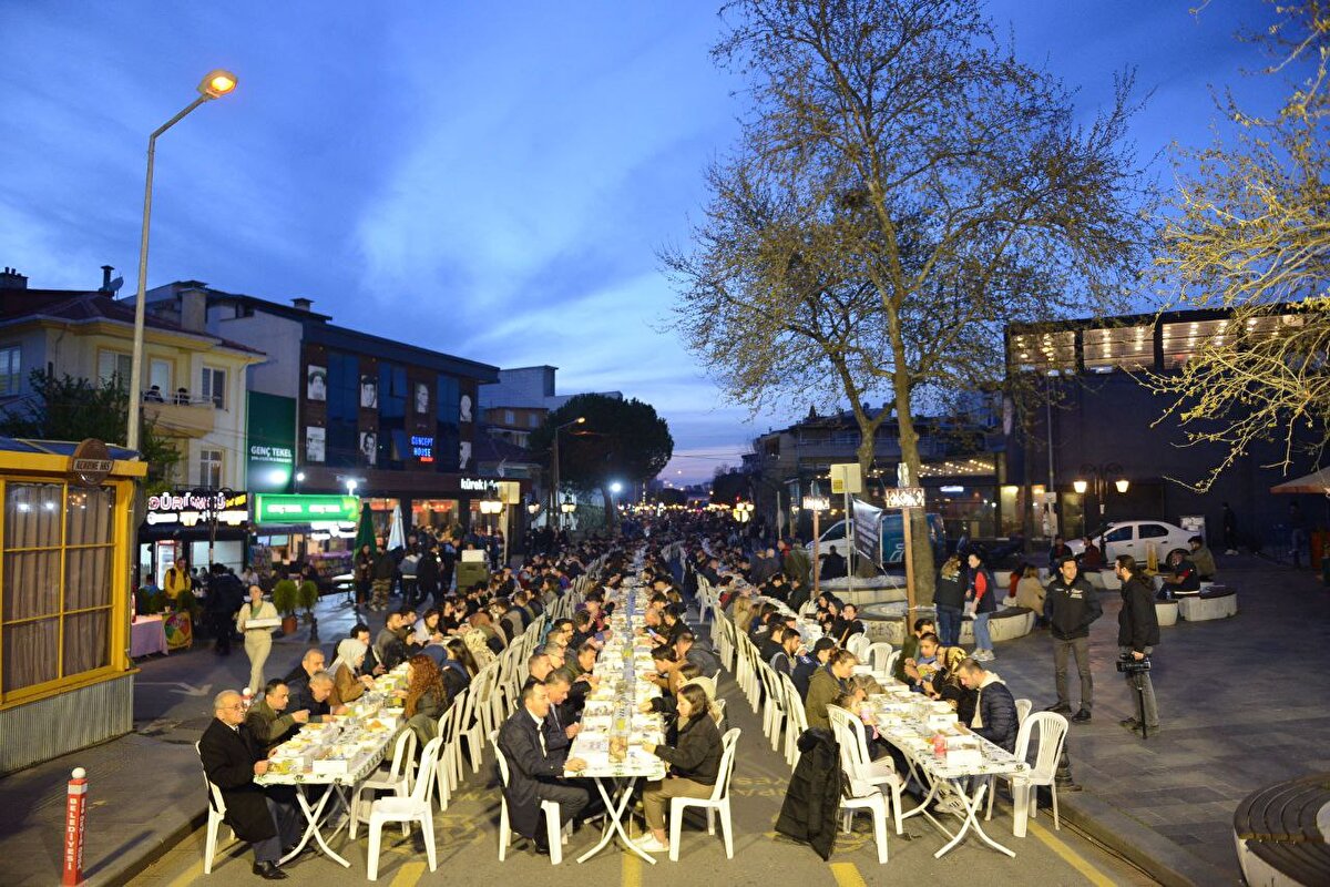 İftar sofralarının insanları bir araya getirdiğini ve birlik, beraberlik için önemli olduğunu belirten Yüksel, "Salgın sonrası yeniden çok kalabalık katılımlı, binlerce kişinin olduğu iftarlarımız oluyor. Sağ olsun vatandaşlarımız da ilgi gösteriyor. Ramazanın bereketini yaşamaya devam ediyoruz. Ramazanın sonuna kadar 100 bin kişiyle gönül sofralarında buluşmak istiyoruz" dedi.<br><br><br>