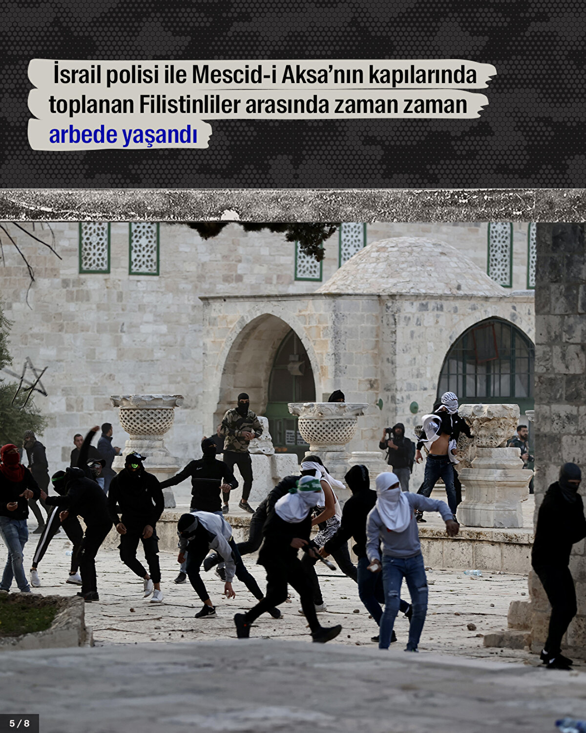 İsrail polisi ile Mescid-i Aksa’nın kapılarında toplanan Filistinliler arasında zaman zaman arbede yaşandı.