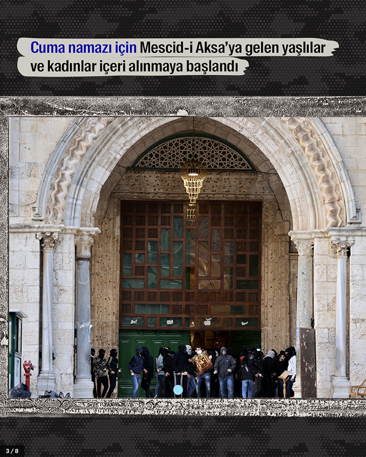 Cuma namazı için Mescid-i Aksa’ya gelen yaşlılar ve kadınlar içeri alınmaya başlandı.