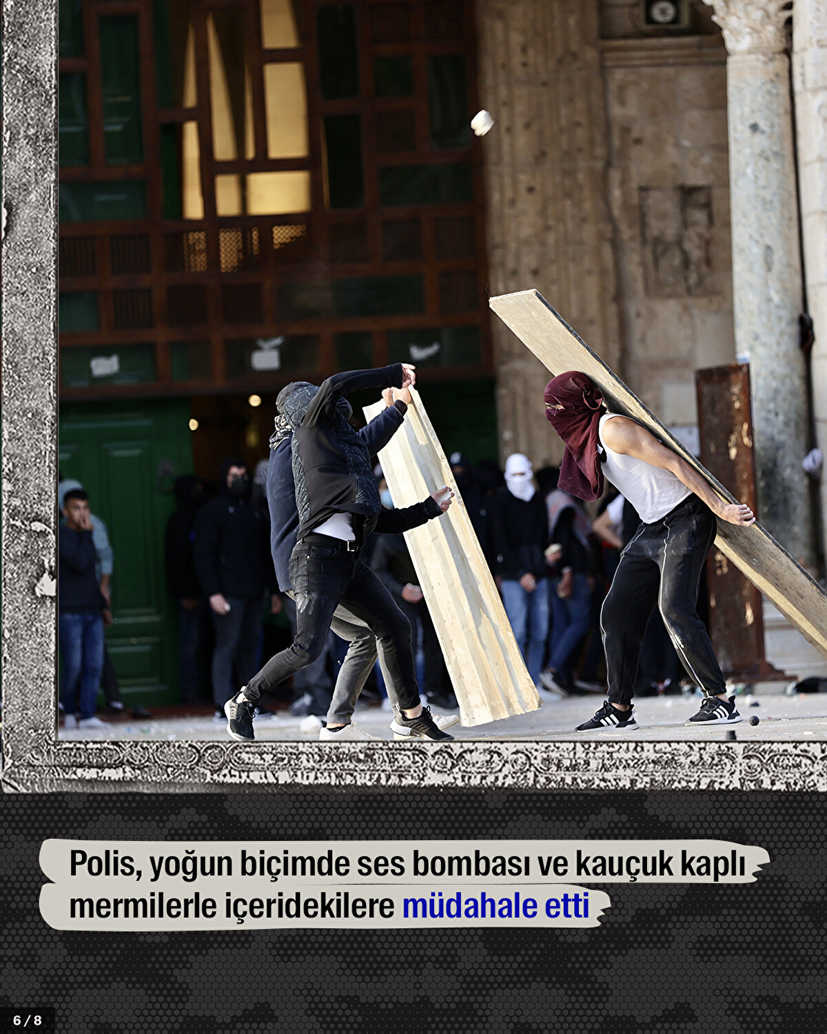 Polis, yoğun biçimde ses bombası ve kauçuk kaplı mermilerle içeridekilere müdahale etti.