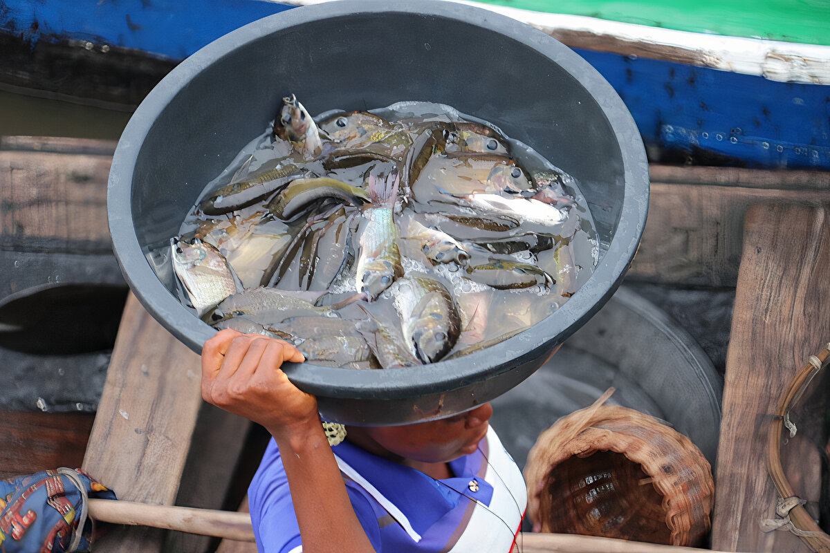 "Afrika'nın Venedik'i" adıyla ünlenen köyde halk, geçiminin önemli kısmını balıkçılıkla sağlıyor.