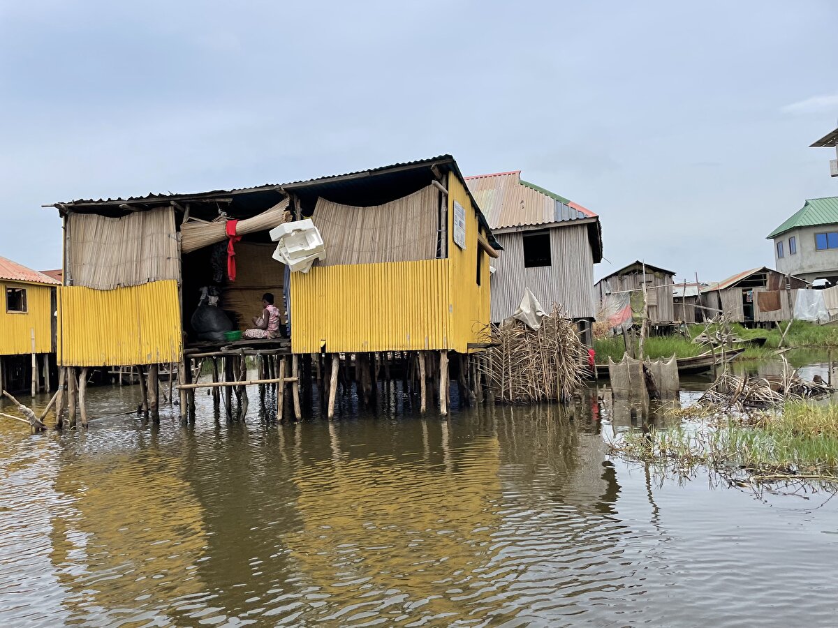 Okul, cami ve kilise gibi yapıların bulunduğu köyde, vatandaşlar hayatlarını asırlardır su üzerinde sürdürüyor.