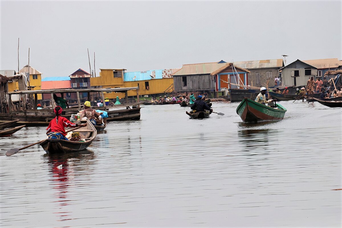 Yerel kaynaklara göre, Avrupalı tüccarlara köle olarak satılmamak için 17. yüzyılda Fon ve Dahomey krallıklarının askerlerinden kaçan Tofinu kabilesi, gölün kutsal sayılması ve askerlerin dini nedenlerle suya girmemesi nedeniyle Nokoue Gölü'nde uzun tahta ayaklar üzerine evler inşa etti.