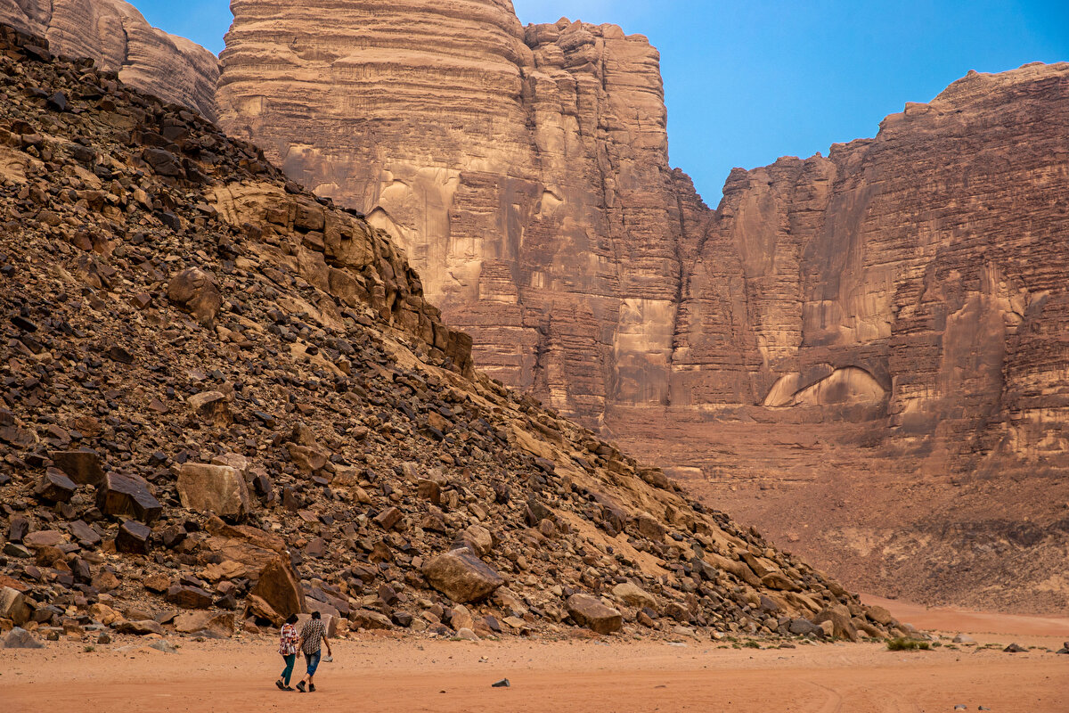Hassas çöl habitatlarını sürekli artan ziyaretçi yoğunluğundan koruyan Bedeviler, bölgeye gelen turistlere de rehberlik yapıyor. Çöldeki zorlu arazide kullanılan araçlara alınan turistler, belirlenen noktalara götürülerek burada, vadinin eşsiz manzarasıyla baş başa bırakılıyor.<br>