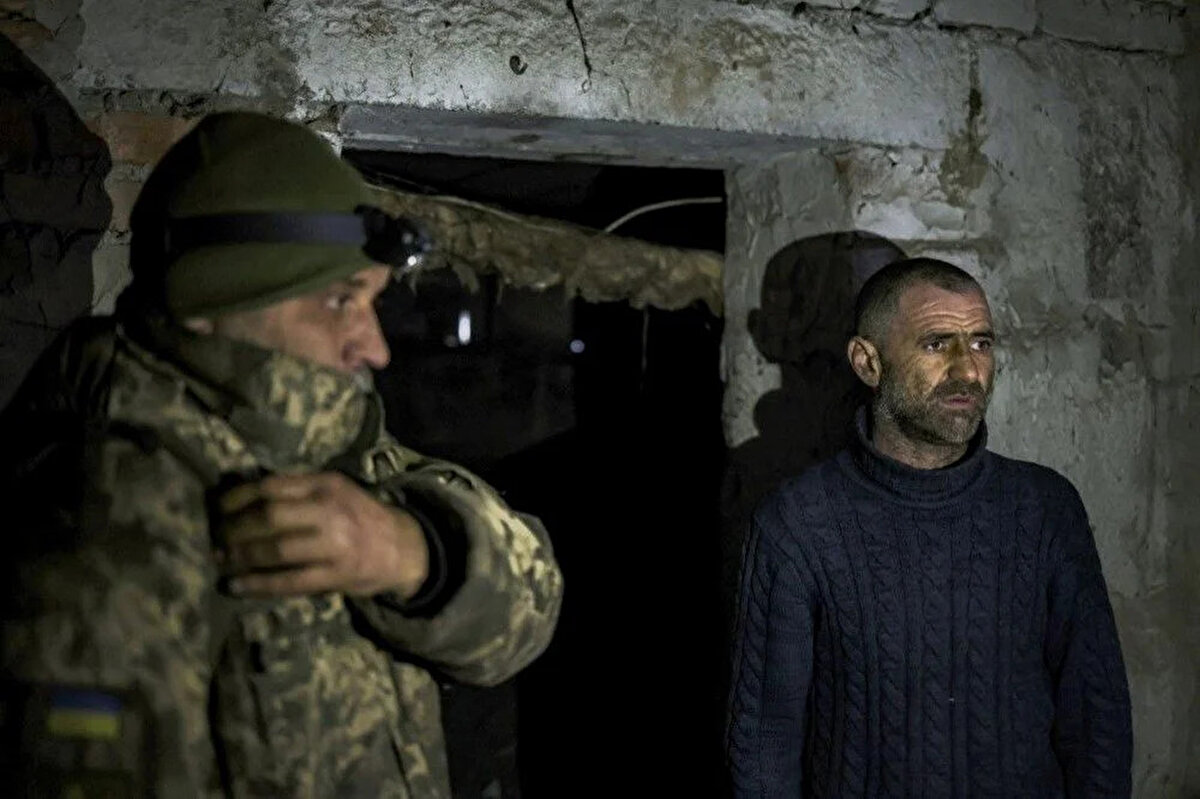 Diğer tarafta, Rus güçleri Donbas’ta şimdilik Ukrayna'nın savunmasını ezmek için toplarını ve roketlerini kullanıyor. Bazı askeri analistler, büyük bir saldırının hala geleceğini düşünüyor.<br>Batılı uzmanlar sayılarının bire üç olduğunu söylese de, Teğmen Gordeev ve birliği de dahil olmak üzere Ukrayna kuvvetleri hattı elinde tutuyor.  Ancak, Rusya'nın her an taktik değiştirebileceği dikkate alınıyor.