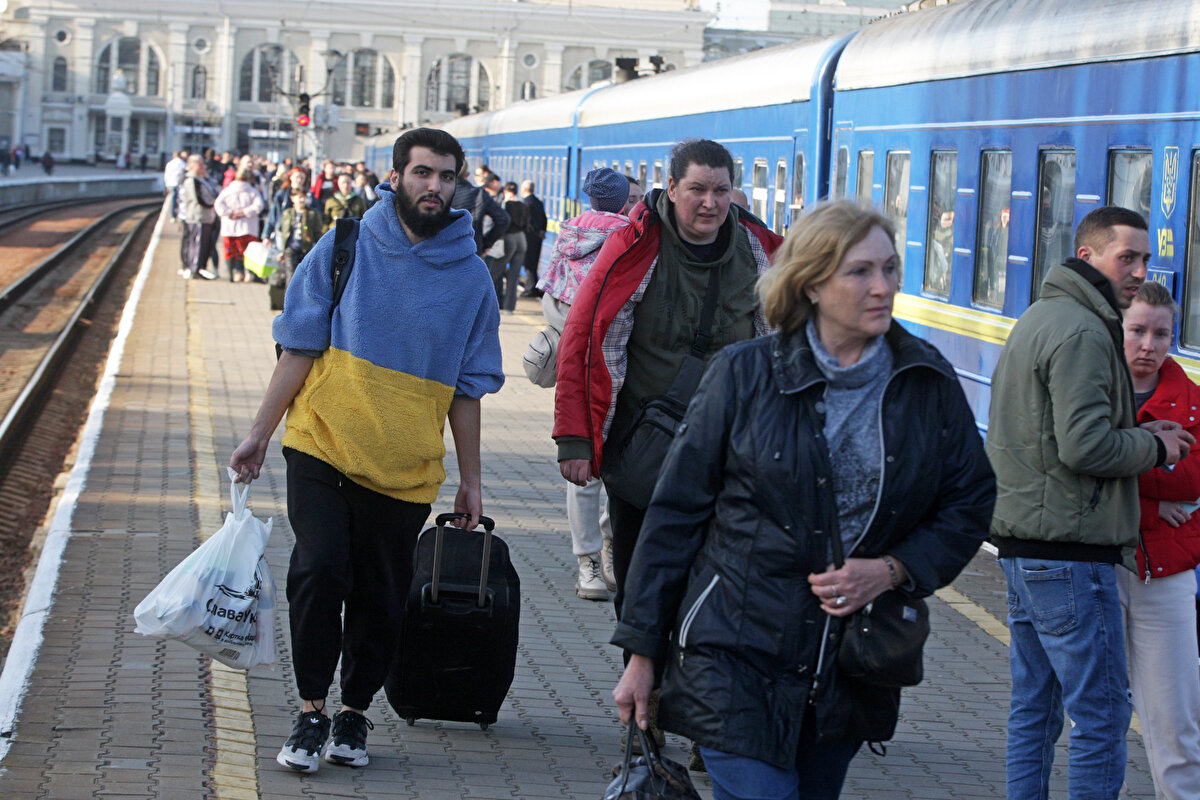 Украинские беженцы в европе. Беженцы. Беженцы с Украины. Беженцы из Украины в Польше. Русские беженцы.