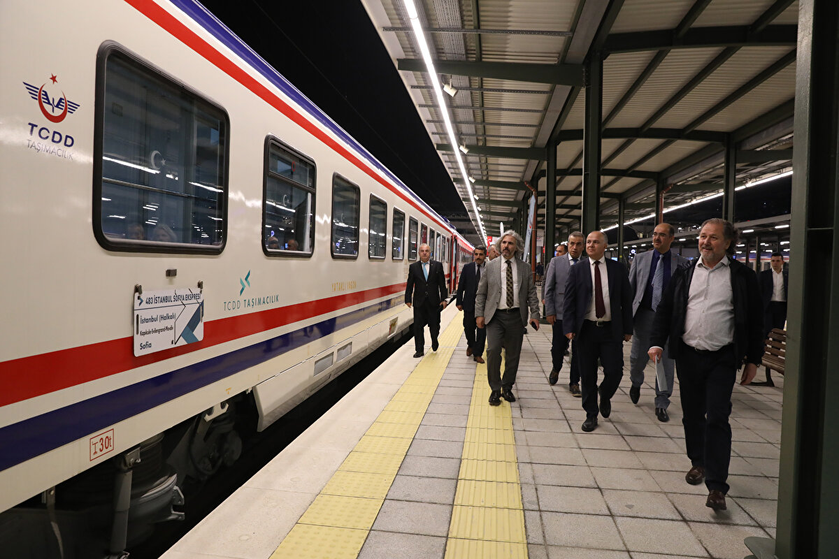 Törenin ardından yola çıkan İstanbul Sofya Expres, yetkililer ve davetliler tarafından uğurlandı.<br><br>