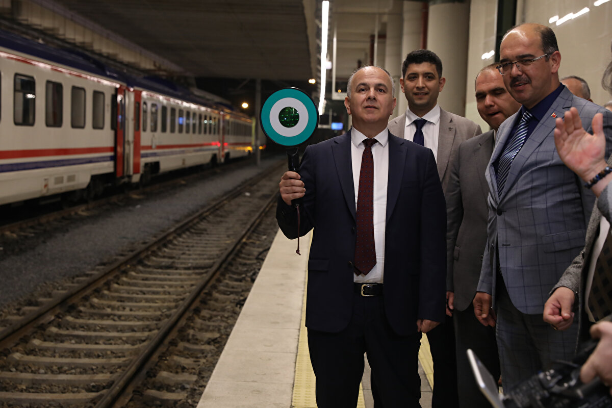 Pandemi nedeniyle 2 yıldır ara verilen İstanbul Sofya Ekspresi seferlerine yeniden başlandı. İlk tren seferinin yola çıkması nedeniyle tören düzenlendi.<br>