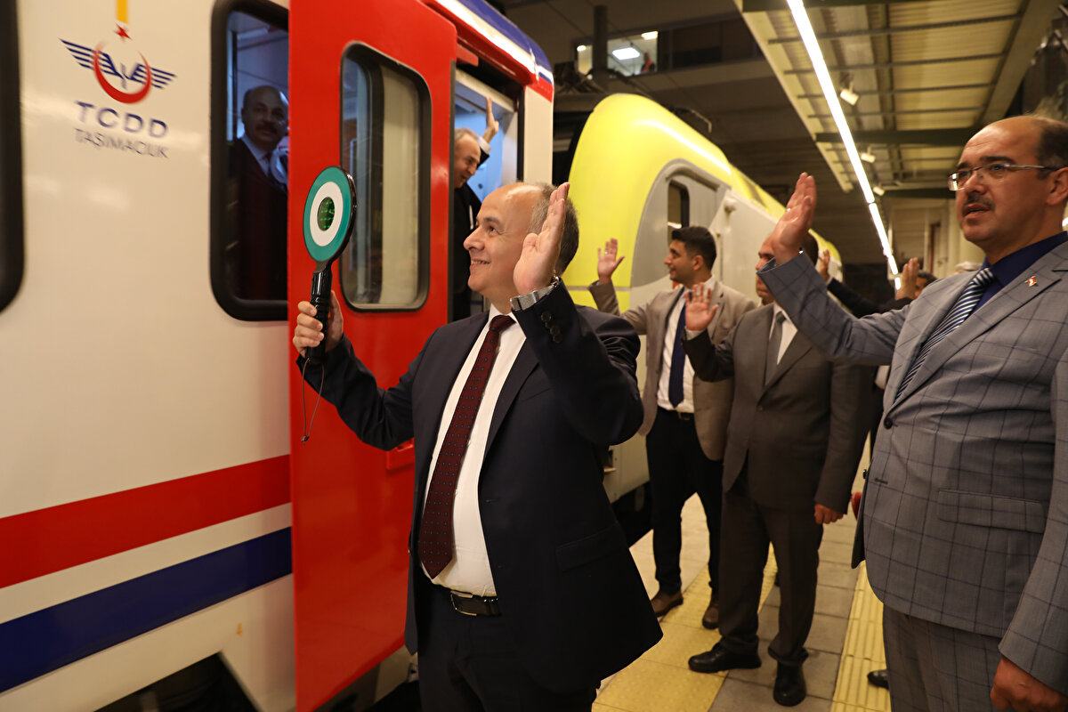 İstanbul-Sofya Ekspresi'nin ülkemiz ile Avrupa arasındaki uluslararası yolcu trafiğini demiryolu ile sağlaması açısından da ayrı bir önemi bulunmakta. 2017-2020 yılları arasında 65 bin yolcuyu taşıdığımız İstanbul Sofya Ekspresi'nin aynı yoğun ilgi ile karşılanacağına eminiz" dedi.