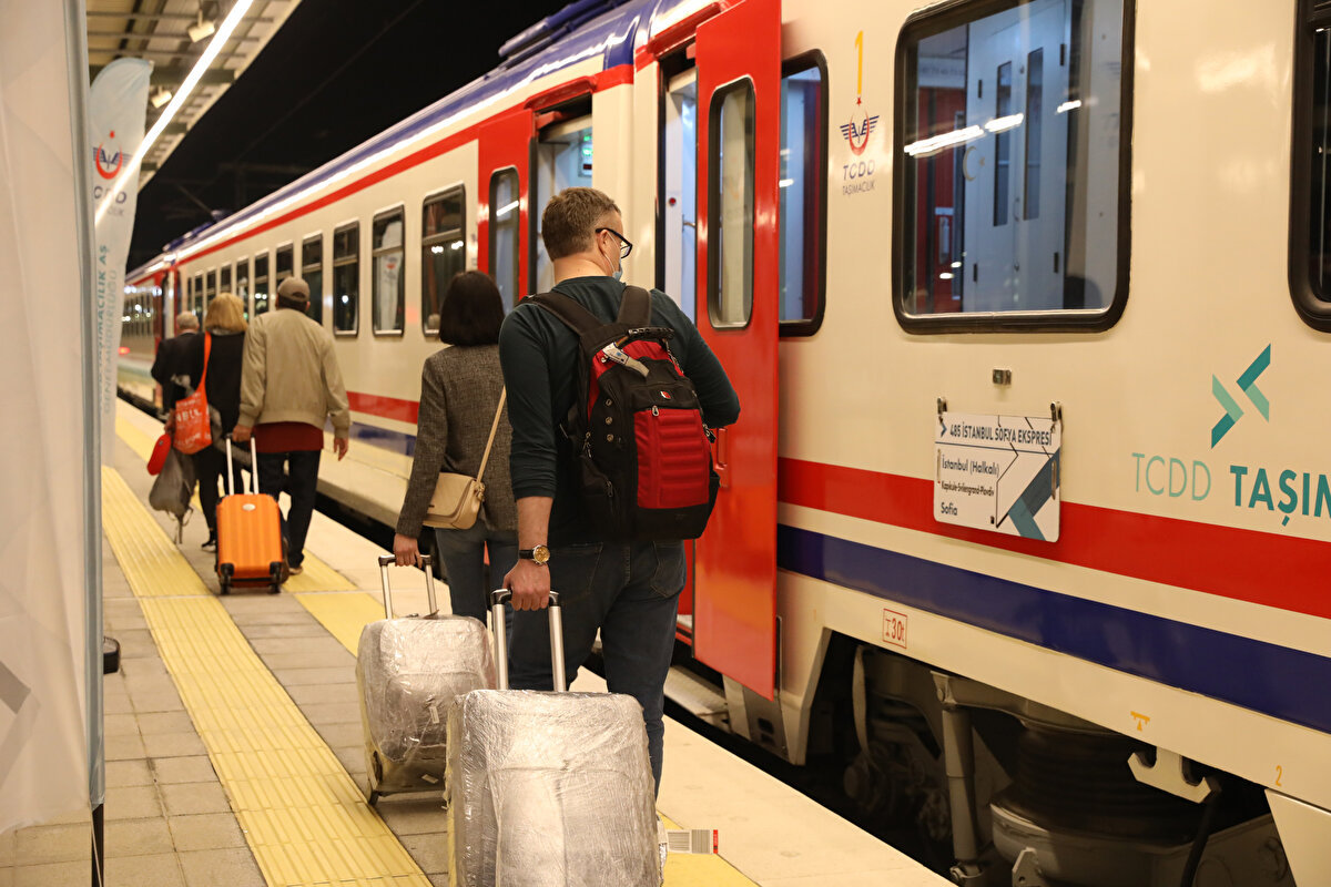 TCDD Taşımacılık Genel Müdürü Hasan Pezük törende yaptığı konuşmada, "Pandemi nedeniyle ara vermek zorunda kaldığımız uluslararası yolcu taşımalarımızı bugün yeniden başlatmanın heyecanını yaşıyoruz. 2 yıllık aranın ardından yeniden raylara inen İstanbul Sofya Ekspresi'ni de farklı rotaların önünü açma yolundaki ilk adım olarak görüyoruz.