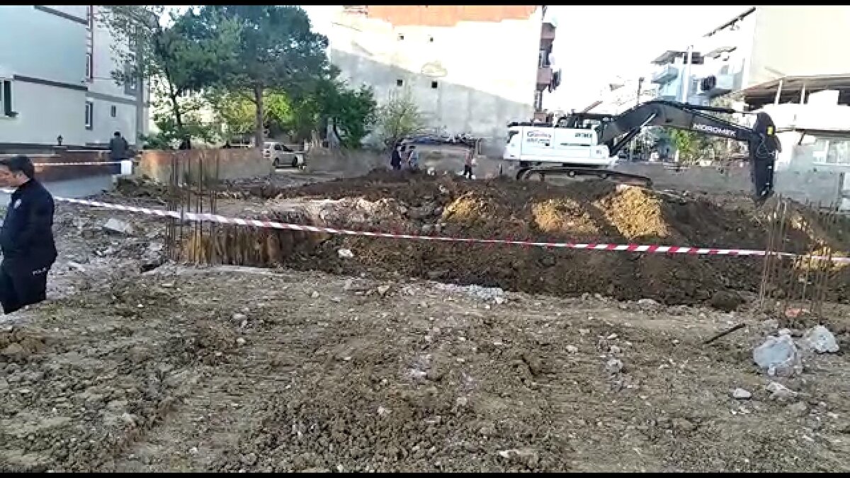 "Bir temel kazısı sırasında bazı mühimmatların çıktığını görüyoruz. İki çeşit patlayıcı var. Bunlar 1’inci Dünya Savaşı’nda ve Kurtuluş Savaşı’nda kullanılan el bombaları. Hem yuvarlak şekilde, hem saplı şekilde. Çekildiği zaman patlayan bombalar. Fakat bu bölgede bir askeri tesis yok. Milli Mücadele sırasında bu bölge Yunanlılar ile Türk Ordusu'nun savaştığı, bir siper savaşının olduğu bir yer değil. Burası tamamen boş bir alan. Bu mühimmatların tamamını çıkardıktan sonra bakmak gerekiyor. Bu bölgede belki geçici bir süre cephanelik olabilir. Bir imalathane olabilir. Ama kesinlikle bu mühimmatlar 1’inci Dünya Savaşı ve Kurtuluş Savaşı’na ait. Üzerinde inceleme yapamıyoruz şu an, dokunmamıza müsaade etmiyorlar. İnceleme yapıldığı zaman seri numarasından hangi ülkeye ait olduğu belli olur."<br><br>