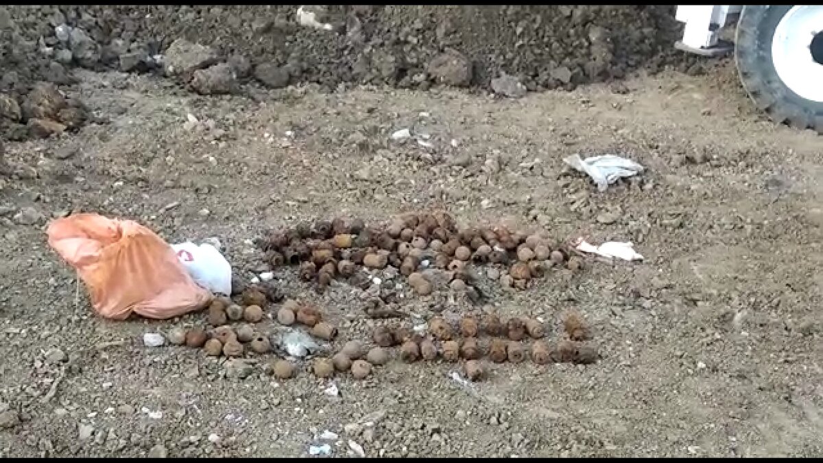 Yapılan ilk incelemede, el bombalarının patlayıcı özelliğini yitirmiş olduğu tespit edildi. Muhafaza altına alınan bombaların incelenmesi için Balıkesir’den uzman ekip çağrıldı. Uzman ekipler, alanda başka bomba olup olmadığına dair kazı çalışmalarını sürdürüyor. <br><br>