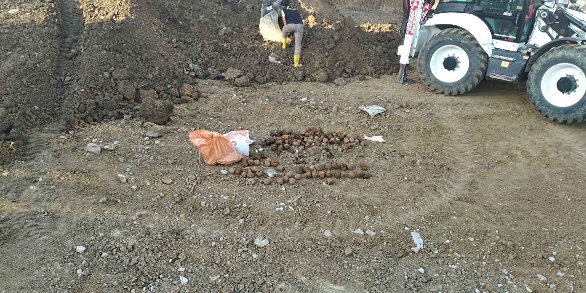 İnşaat müteahhidi Davut Çakmak, "İnşaat alanımızda temel kazısı yapılırken eski tarihe ait el bombaları çıktı. Polise haber verildi. İnceleniyor. Osmanlı dönemine ait, 1’inci Dünya Savaşı'na ait olduğu sanılıyor. Ekipler araştırıyor" dedi. <br><br>