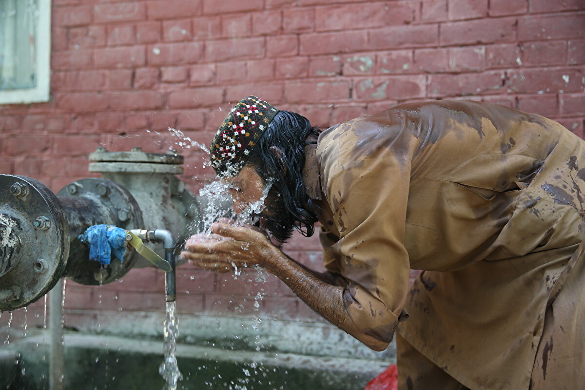 Dünyadaki hava sıcaklıklarına ilişkin verilerin derlendiği "ogimet" platformuna göre, hava sıcaklıkları Navabşah'ta 46,4, Sibi'de 46, Bahavalpur'da 43, başkent İslamabad'da 38 ve Lahor'da 41 derece olarak ölçüldü.<br>