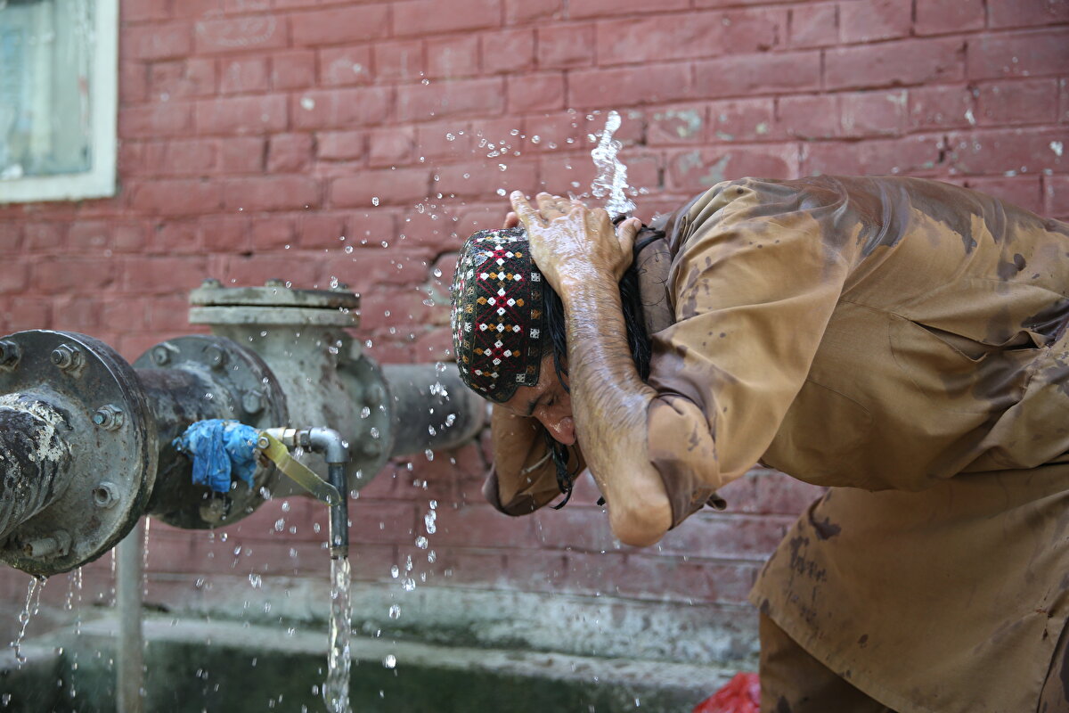 Başkentin çeşitli noktalarında vatandaşlar kendilerini gölgeliklere atarken, kadınların da şemsiye taşıdığı görüldü.<br>