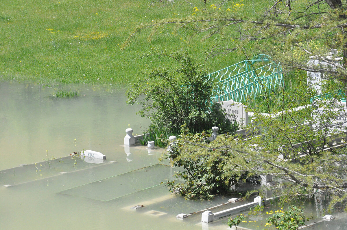 Bayram öncesi mezarlıkların görüntüsüyle üzüldüklerini söyleyen Gülay Bostanoğlu da, “Bazı mezarımlarımız su altında kalması hoş bir görüntü değil. Bayram ziyaretine gelecek olanlar da hoş karşılaşmayacaklar" dedi.