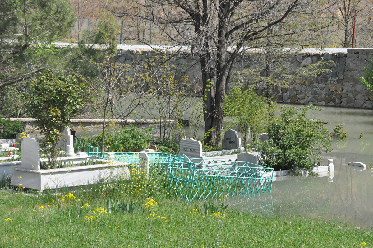 Küresel iklim değişikliğinin etkileriyle yağış rejiminin değiştiği Doğu Karadeniz Bölgesi'nde son aylarda etkili yoğun kar yağışı sonrası, karların ani ve hızlı erimesi, taşkınlara yol açıyor. 