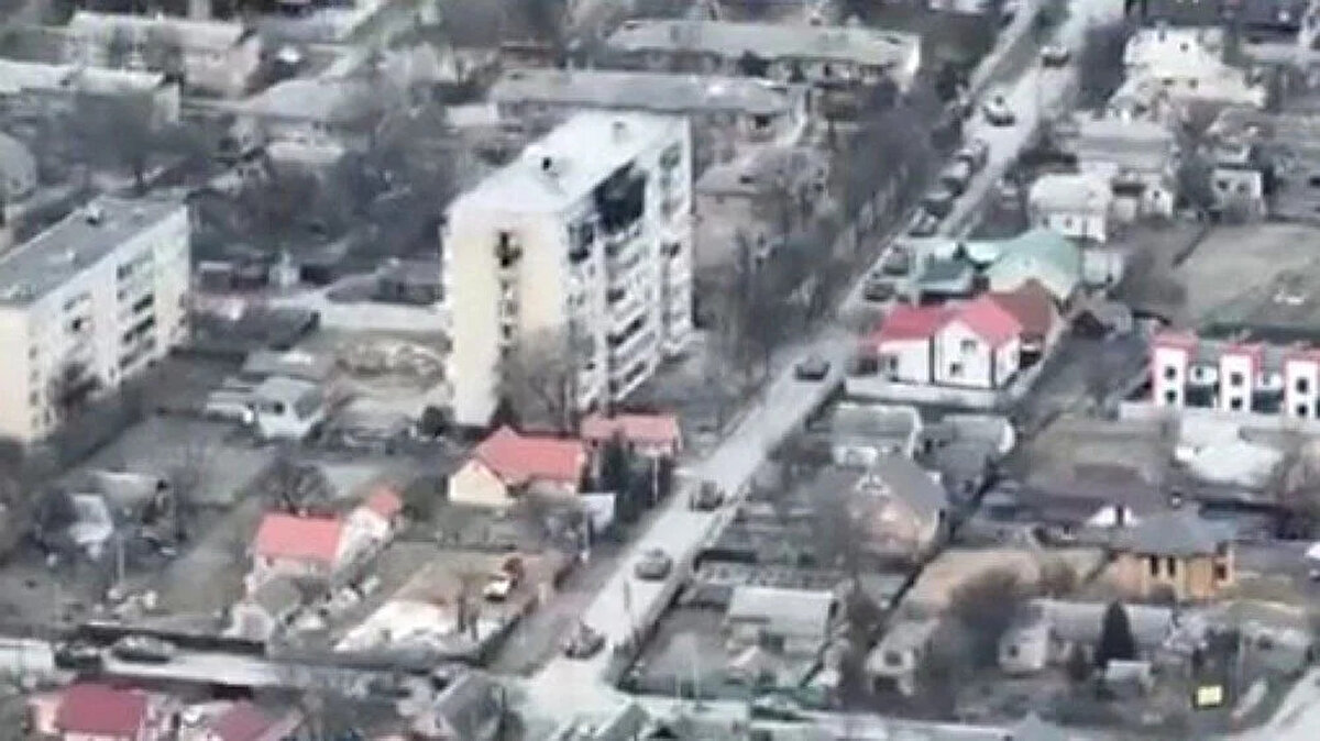 Fakat, yeni drone görüntüleri, 1 Nisan'da kasabayı geri aldıklarında Ukrayna kuvvetleri tarafından cesetlerin bulunduğu sokakta faaliyet gösteren Rus araçlarını ve birliklerini gösteren ilk kanıt olma niteliğini taşıyor.<br><br>