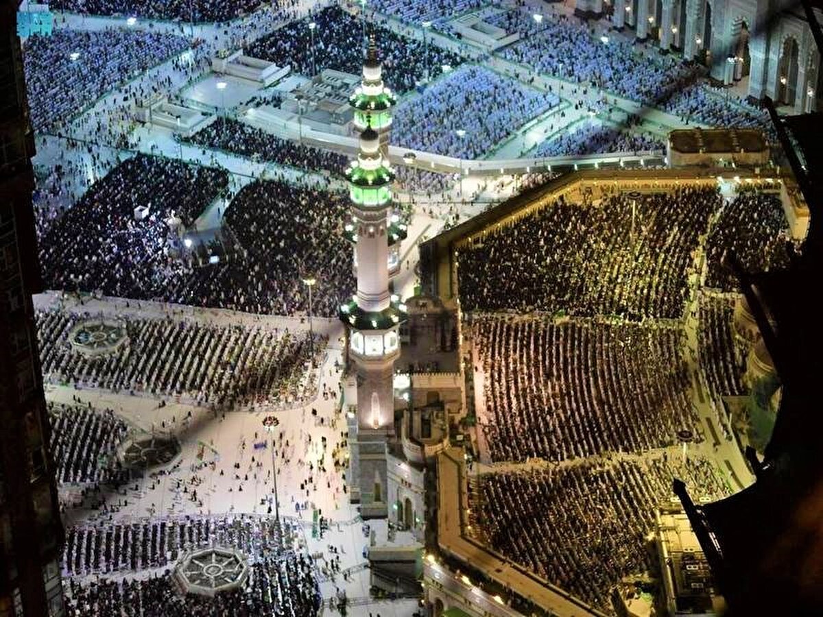 Mekke ve Medine'deki Haremeyn'de Ramazan ayının 27. gecesi münasebetiyle on binlerce Müslüman teravih namazları ve dualarla Kadir Gecesi'ni ihya etti.