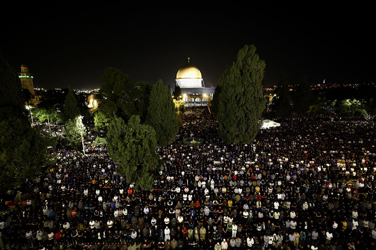 Filistin'de yaklaşık 250 bin Müslüman, Mescid-i Aksa'da Kadir Gecesi'ni idrak etmek için işgal altındaki Doğu Kudüs'e geldi.