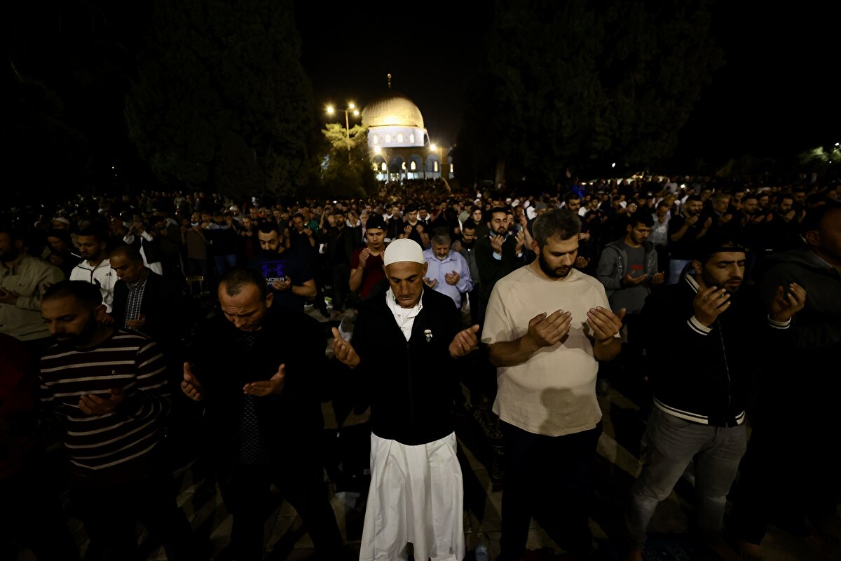 Filistinliler ve farklı ülkelerden Filistin'e gelen yabancı Müslümanlar, başı rahmet, ortası bereket, sonu bağışlanma olan ramazan ayını uğurlamanın habercisi olan Kadir Gecesi'ni Mescid-i Aksa'da iftar açıp ibadet ederek idrak etti.